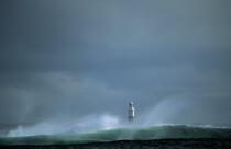 Lumière irlandaise sur le phare d'Inisheer. © Philip Plisson / Plisson La Trinité / AA02455 - Nos reportages photos - Ciel