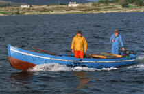 Pêcheurs dans leur barque. © Philip Plisson / Plisson La Trinité / AA02490 - Nos reportages photos - Irlande, l'île verte