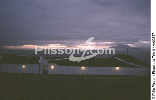 Clare Island de nuit avec son phare transformé en maison d'hôte. - © Philip Plisson / Plisson La Trinité / AA02537 - Nos reportages photos - Irlande, l'île verte