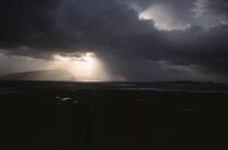 Trouée de lumière sur Achill Island. © Philip Plisson / Plisson La Trinité / AA02563 - Nos reportages photos - Ciel de grain