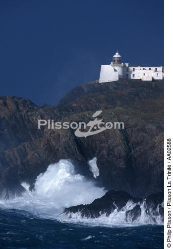 Phare sur la côte irlandaise. - © Philip Plisson / Plisson La Trinité / AA02588 - Nos reportages photos - Phare