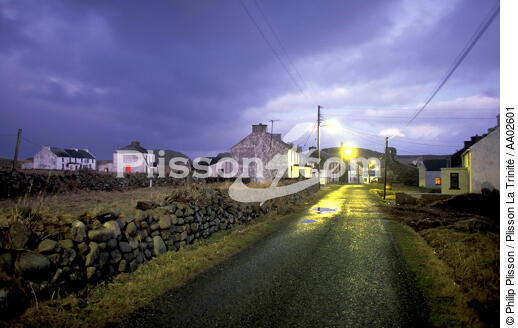 Rue de Tory Island, la nuit. - © Philip Plisson / Plisson La Trinité / AA02601 - Nos reportages photos - Muret