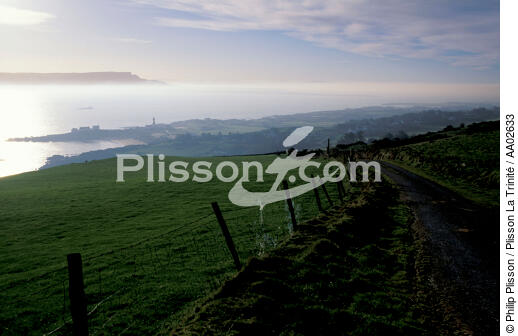 Le phare d'Inishowen, vue de la campagne. - © Philip Plisson / Plisson La Trinité / AA02633 - Nos reportages photos - Inishowen [Phare de]