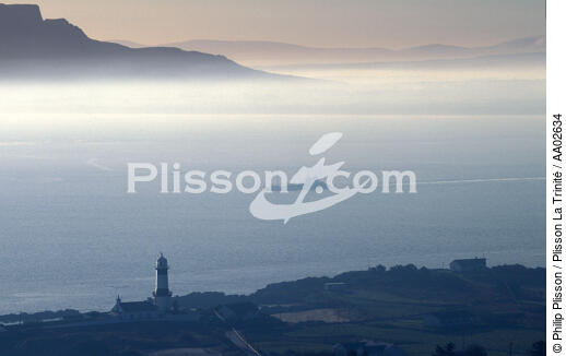 Phare d'Inishowen dans la brume. - © Philip Plisson / Plisson La Trinité / AA02634 - Nos reportages photos - Inishowen [Phare de]