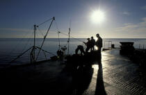 Pêcheurs à Redcastle en contre-jour. © Philip Plisson / Plisson La Trinité / AA02636 - Nos reportages photos - Irlande, l'île verte