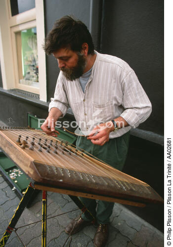 Musicien dans une rue de Kinsale. - © Philip Plisson / Plisson La Trinité / AA02681 - Nos reportages photos - Irlande