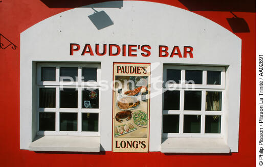 Façade d'un pub à Dingle. - © Philip Plisson / Plisson La Trinité / AA02691 - Nos reportages photos - Fenêtre