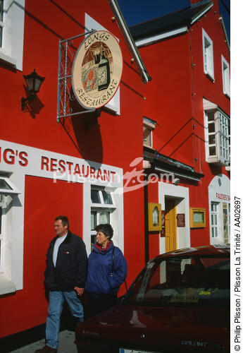 Personnes devant un restaurant à Dingle. - © Philip Plisson / Plisson La Trinité / AA02697 - Photo Galleries - Restaurant