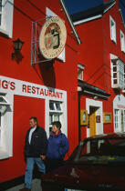 Personnes devant un restaurant à Dingle. © Philip Plisson / Plisson La Trinité / AA02697 - Photo Galleries - Ireland, the green island