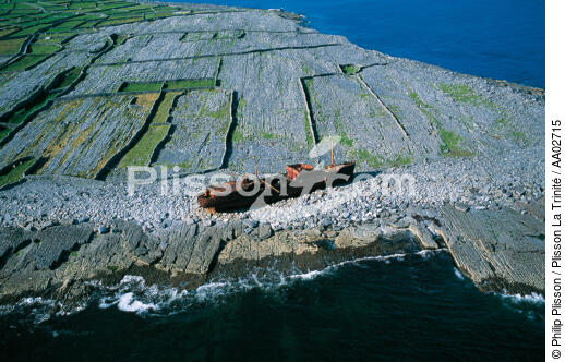 Wreck on Inisheer. - © Philip Plisson / Plisson La Trinité / AA02715 - Photo Galleries - Low wall