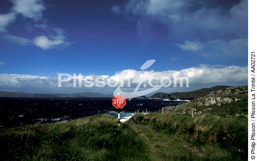 Panneau stop face à la mer à Dunmanus Bay. - © Philip Plisson / Plisson La Trinité / AA02721 - Photo Galleries - Sign