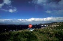 Panneau stop face à la mer à Dunmanus Bay. © Philip Plisson / Plisson La Trinité / AA02721 - Nos reportages photos - Irlande