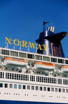 Le Norway gros plan sur une des 2 cheminées © Philip Plisson / Plisson La Trinité / AA02957 - Photo Galleries - Big Cruises