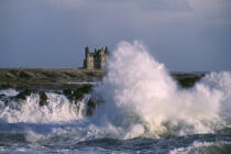 Le Château Turpault derrière les vagues © Philip Plisson / Plisson La Trinité / AA03008 - Nos reportages photos - Château