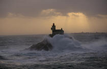 Phare de Tévennec © Philip Plisson / Plisson La Trinité / AA03027 - Photo Galleries - Storm at sea