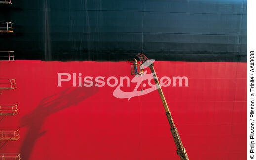 Pétrolier en carénage à Brest. - © Philip Plisson / Plisson La Trinité / AA03038 - Nos reportages photos - Réparation navale