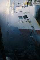 Carénage dans une des cales des Chantiers de l'Atlantique © Philip Plisson / Plisson La Trinité / AA03046 - Photo Galleries - Shipyard
