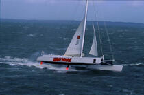Code One sur 1 flotteur © Philip Plisson / Plisson La Trinité / AA03108 - Photo Galleries - Ocean racing catamaran