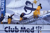 Affalage de la grande voile sur Club Med © Philip Plisson / Plisson La Trinité / AA03112 - Nos reportages photos - Catamaran de course