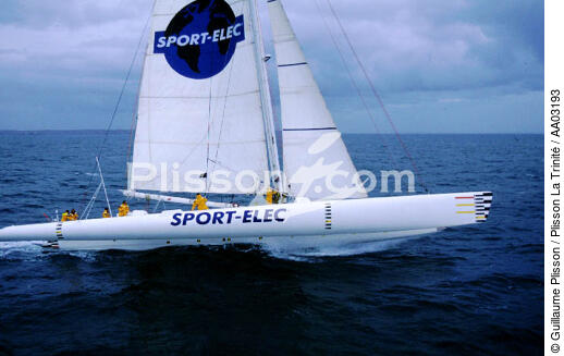 Equipier en action sur Sport Elec - © Guillaume Plisson / Plisson La Trinité / AA03193 - Photo Galleries - Sailing Race