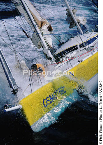 Bertrand de Broc en plein réglages sur son bateau Votre Nom Autour du Monde - © Philip Plisson / Plisson La Trinité / AA03240 - Nos reportages photos - Personnalité