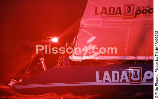 Arrivée triomphante pour le Lada Poch III de Loïc Peyron - © Philip Plisson / Plisson La Trinité / AA03242 - Nos reportages photos - Course au large