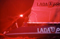 Arrivée triomphante pour le Lada Poch III de Loïc Peyron © Philip Plisson / Plisson La Trinité / AA03242 - Photo Galleries - Maxi-monohull Racing Yacht