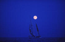 Fleury Michon à la tombée de la nuit © Philip Plisson / Plisson La Trinité / AA03251 - Photo Galleries - Sailing Race