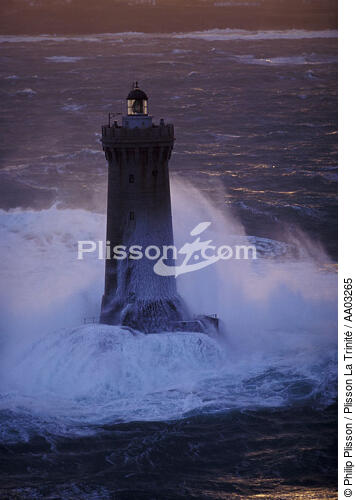 Contre jour sur le phare du Four - © Philip Plisson / Plisson La Trinité / AA03265 - Nos reportages photos - Mer d'Iroise