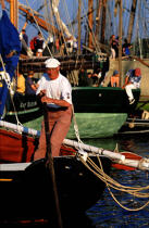 A la godille dans le port de Douarnenez © Philip Plisson / Plisson La Trinité / AA03316 - Nos reportages photos - Brest 2000