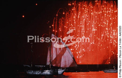 Feux d'artifice dans le port de Brest - © Philip Plisson / Plisson La Trinité / AA03320 - Photo Galleries - Leisure