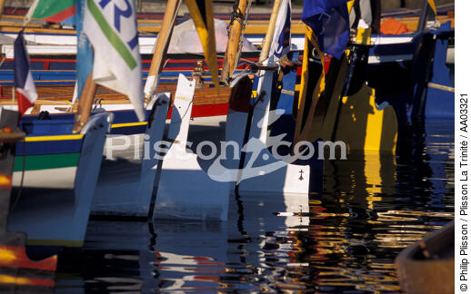 Yoles alignées dans le port de Douarnenez - © Philip Plisson / Plisson La Trinité / AA03321 - Nos reportages photos - Brest 2000