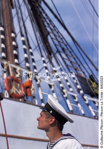 Marin devant le plus grand voilier-école navigant aujourd'hui : Le Sedov - © Guillaume Plisson / Plisson La Trinité / AA03323 - Nos reportages photos - Métier