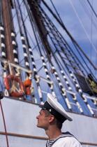 Marin devant le plus grand voilier-école navigant aujourd'hui : Le Sedov © Guillaume Plisson / Plisson La Trinité / AA03323 - Nos reportages photos - Rassemblement