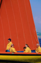 Equipage en harmonie avec les couleurs du bateau © Philip Plisson / Plisson La Trinité / AA03331 - Nos reportages photos - Rassemblement