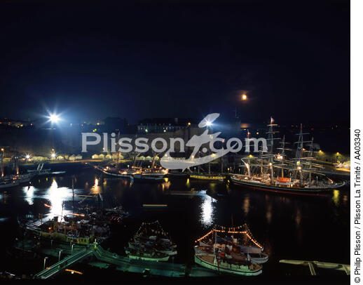 Le port de Brest illuminé - © Philip Plisson / Plisson La Trinité / AA03340 - Nos reportages photos - Fête