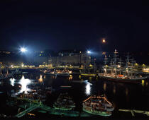 Le port de Brest illuminé © Philip Plisson / Plisson La Trinité / AA03340 - Photo Galleries - The major maritime celebrations in Brest