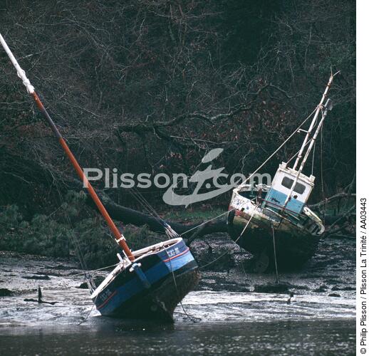 Voilier et bateau de pêche échoués. - © Philip Plisson / Plisson La Trinité / AA03443 - Nos reportages photos - Pêche