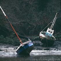 Voilier et bateau de pêche échoués. © Philip Plisson / Plisson La Trinité / AA03443 - Photo Galleries - Fishing