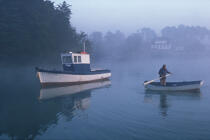 Personnage dans la brume. © Philip Plisson / Plisson La Trinité / AA03444 - Photo Galleries - Fishing