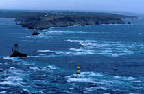 Le phare de la Vieille en face de la pointe du Raz © Philip Plisson / Plisson La Trinité / AA03365 - Nos reportages photos - Mer d'Iroise