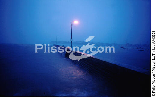 Port-Navalo, la nuit. - © Philip Plisson / Plisson La Trinité / AA03391 - Nos reportages photos - Jetée