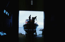 Mise à l'eau d'un canot de survie à Perros-Guirec. © Philip Plisson / Plisson La Trinité / AA03731 - Nos reportages photos - Côtes d'Armor