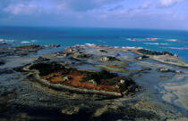 Ile à marée basse © Philip Plisson / Plisson La Trinité / AA03745 - Photo Galleries - The Pink Granite Coast
