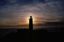 Coucher de soleil sur le phare des Sept Iles © Philip Plisson / Plisson La Trinité / AA03772 - Nos reportages photos - Sept Iles [Les]
