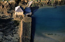 Moulin à marée sur l'île de Bréhat. © Philip Plisson / Plisson La Trinité / AA03598 - Nos reportages photos - Côtes d'Armor