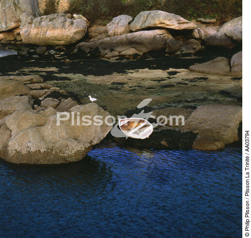 Barque échouée entre les rochers de Ploumanac'h - © Philip Plisson / Plisson La Trinité / AA03794 - Nos reportages photos - Côtes d'Armor