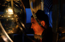 Gardien de phare devant la lentille du Pen-Men. © Philip Plisson / Plisson La Trinité / AA03833 - Nos reportages photos - Phare