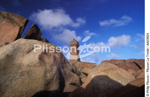 Phare du Mean-ruz entre les rochers. - © Philip Plisson / Plisson La Trinité / AA03924 - Nos reportages photos - Phare [22]