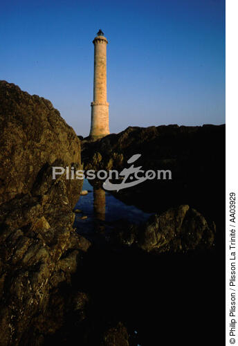 Les Héaux de bréhat vue entre les rochers. - © Philip Plisson / Plisson La Trinité / AA03929 - Nos reportages photos - Phare [22]